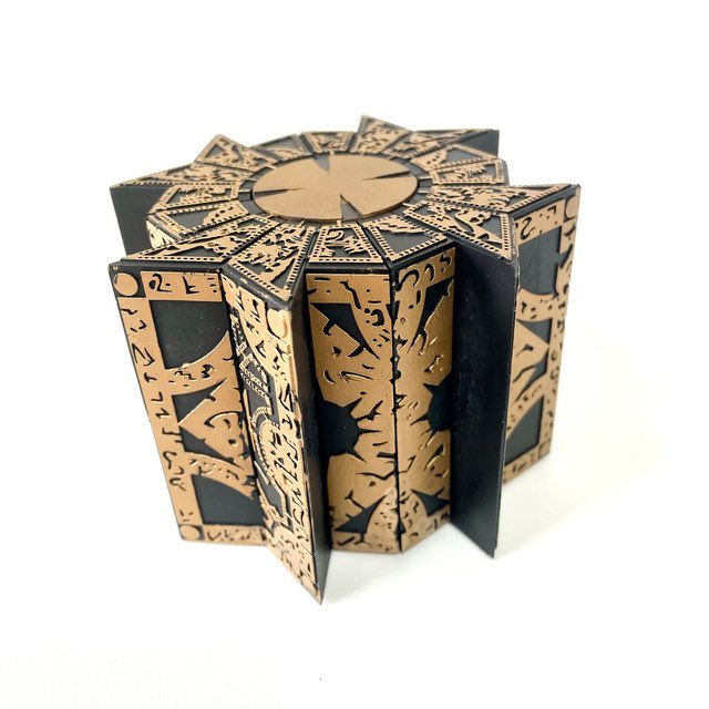 BfMerch's tweet photo. HELLRAISER LEMARCHAND'S BOX入荷しました!🎁
4000yen(tax in)
可動し映画のように形を入れ替えるて遊べます!
#hellraiser #ヘルレイザー #pinhead #ピンヘッド #lemarchandsbox #ルマルシャンの箱 #horror #ホラー #映画 #movie #洋画 #アメリカン #アメリカ #usa #プロップ #bfmerchs https://t.co/8vLNQicId1