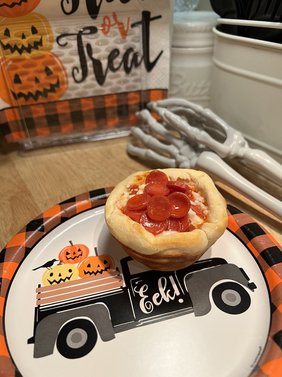 FishBowlFamily's tweet photo. 👨🏻🍳👨🏻🍳 Making Mini Pizzas and Pizza Cups 🍕🍕
#FishBowlFamily In The Kitchen #minipizzas #pizzacups #welovepizza #madeathome 🎃 https://t.co/7YIwhJk3sc