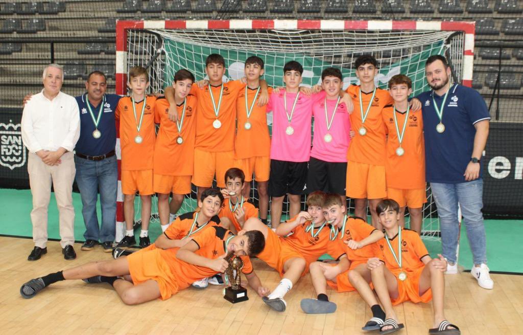 arspalmadelrio's tweet photo. Fin de semana cargado de experiencia para nuestros jugadores de la base.

En primer lugar queremos felicitar a la selección cordobesa infantil masculina por la medalla de bronce 🥉 la cual cuenta con cinco jugadores de nuestro club y nuestro técnico Álvaro Fernández. https://t.co/xcZSTLkhux