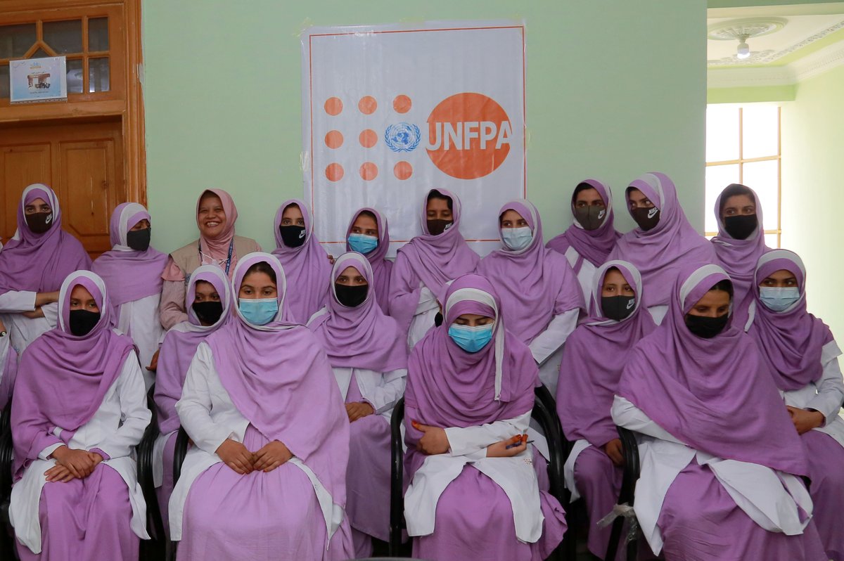bodirozasasha's tweet photo. High-quality #midwifery education = High-quality #maternity care.
In #Helmand and #Nimroz, 62 students started training to become future midwives to ensure skilled care at every birth, and promote better health within their communities. https://t.co/66BctFqlaB