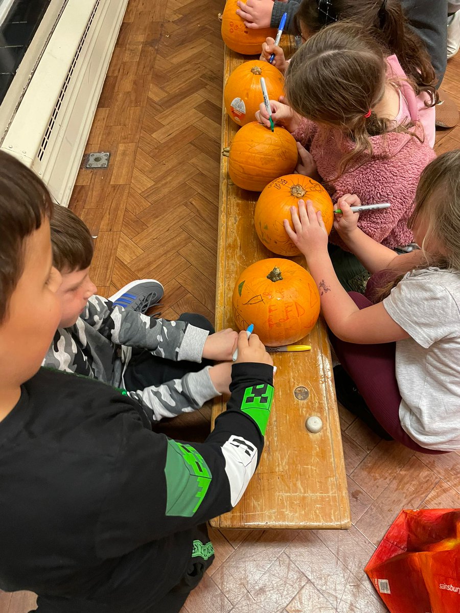 StTomMore's tweet photo. Pumpkin Art! #STMExperience ๐ https://t.co/U6xZR7fIor