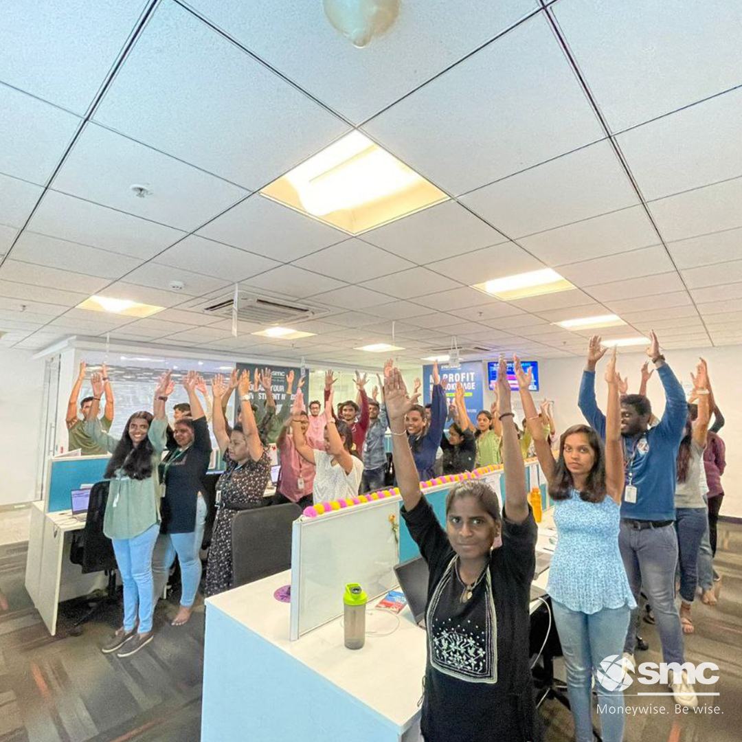 smcglobal's tweet photo. Who said that workathons are boring and exhausting?
Early morning yoga sessions, laughter therapy, games and mouth-watering evening snacks are all part of an exciting workathon ongoing at #SMC Mumbai office.
#SMCGlobal #MoneyWiseBeWise #Workathon #OfficeCulture #FunActivities https://t.co/IdtpTbLl9v