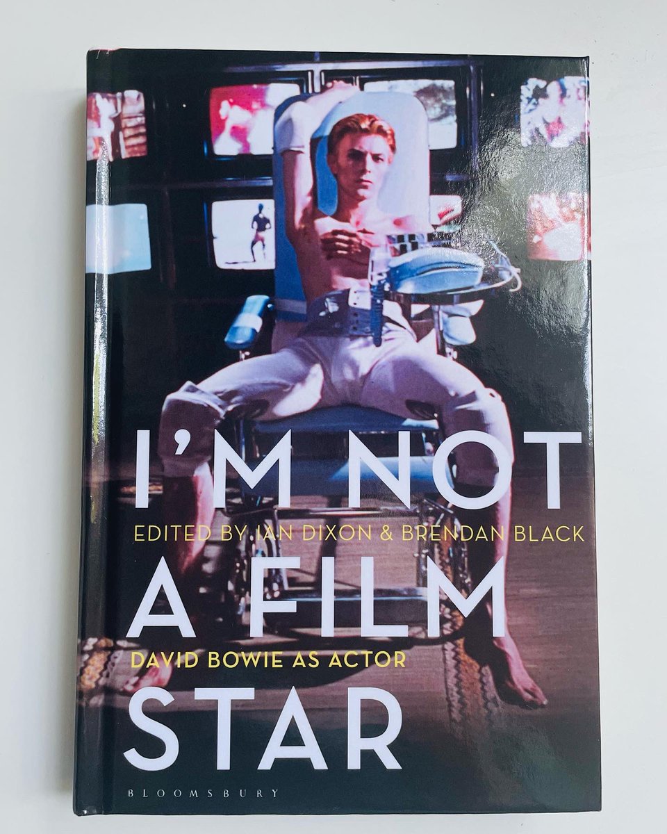 tynedaile's tweet image. Where the books were found by the golden ones! Delighted to finally have a copy of this supernova. Eds. @IanIandixon66 &amp;amp; @MrBrendanBlack #davidbowie #MoonageDaydream 🌟