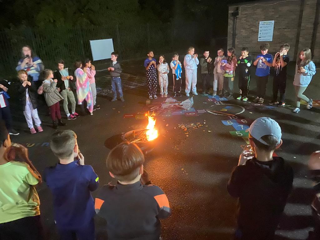 StTomMore's tweet photo. Fun around the campfire at the Y4 sleepover. #STMExperience ๐ฅ https://t.co/7YcpGEvCvN