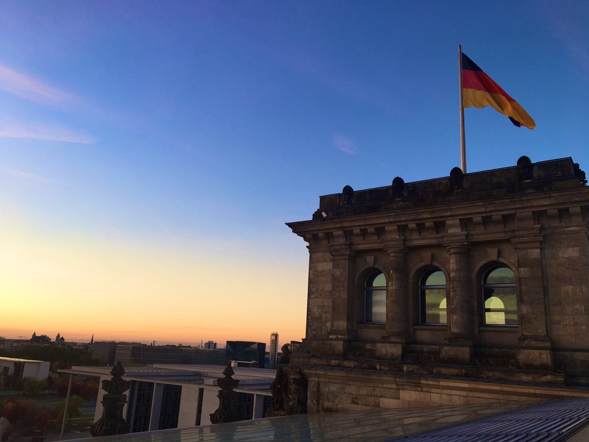 KingsMacHistory's tweet photo. Some beautiful photos from our sunset tour of the Reichstag (the students’ ones are better than mine!) On our way to the airport now- the time has certainly flown! #KingsMacBerlin22 https://t.co/5fjPVvNq7P