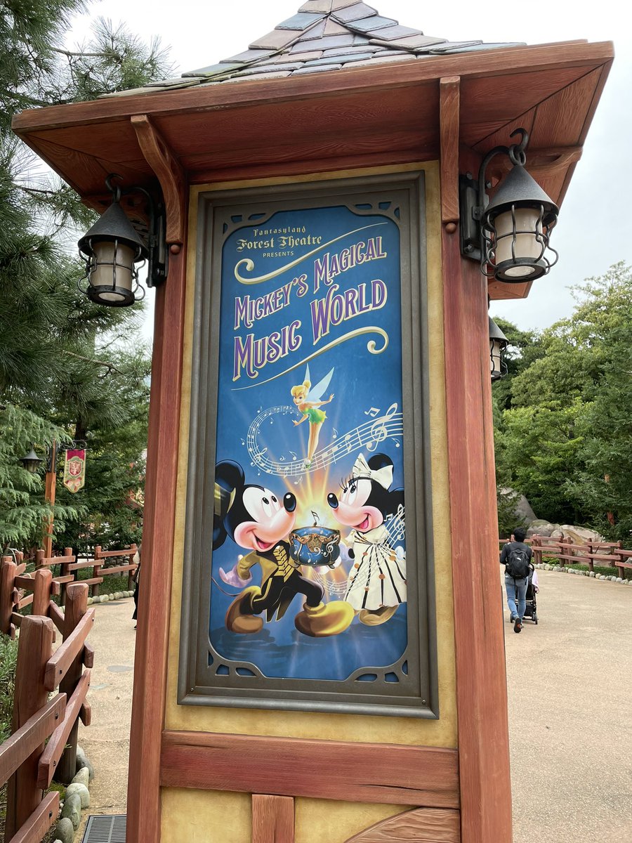 woomuch's tweet photo. 土曜日のランドは、フィルハーとホンテ乗って、あとはメダル作ってぶらぶら。運良くスプブもロッキンも見れたし、マジミュ初めて当たった🥰リゾラのメダルが欲しくて乗ってたらリーナベルラッピングも乗れて、ナイハイの花火もリゾラから見れたので大変満足でした。 https://t.co/QAsa5KlAtx