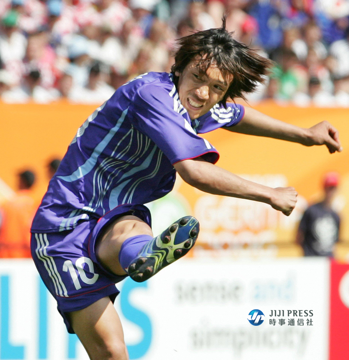 jiji_shashinbu's tweet photo. #サッカー 元日本代表で、Ｊ２ #横浜Ｃ の #中村俊輔 が今季限りで現役を #引退 することが17日、分かりました。精度の高い左足キックを武器にＦＫの名手として名をはせました。

記事はこちら→https://t.co/M3fzHwYf74
写真特集『日本が誇るレフティー・中村俊輔』→https://t.co/d5qAkq8dHF https://t.co/jVN2rCaa8S