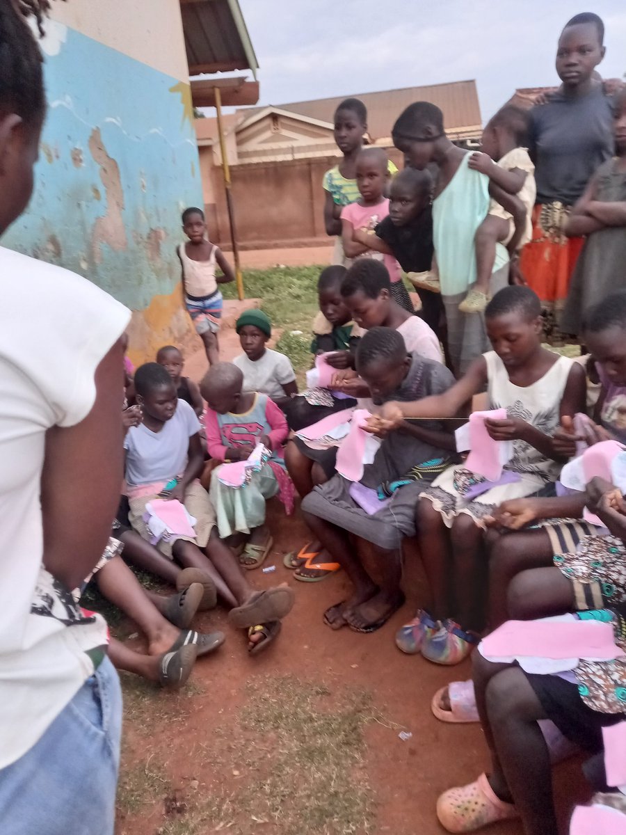 hindurainit's tweet photo. 3 outreaches so far.
200 young people trained, and impacted.(children, #students and #teenagemothers)
10 volunteers meaningfully engaged, and some skilled.
#ALifetime to go.
#InstantPadsUg 
@gymobilization @Pollinationproj https://t.co/itWAjQ9gYO