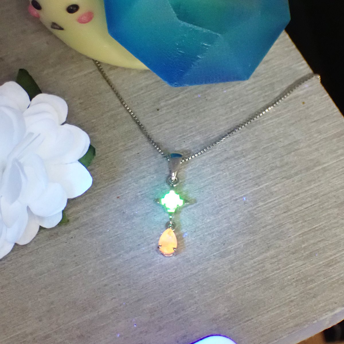 gem_tsumuri's tweet photo. ハックマナイトとハイアライトでペンダントトップをオーダーいただきました💎✨
太陽光が当たるとハイアライトがグリーン蛍光し、ハックマナイトはこんがり濃くなる、紫外線が楽しめるペンダントトップです👀✨
揺れるデザインもステキなジュエリーになりました🐌✨
#宝石つむりオーダージュエリー https://t.co/YTbEbO1Erj
