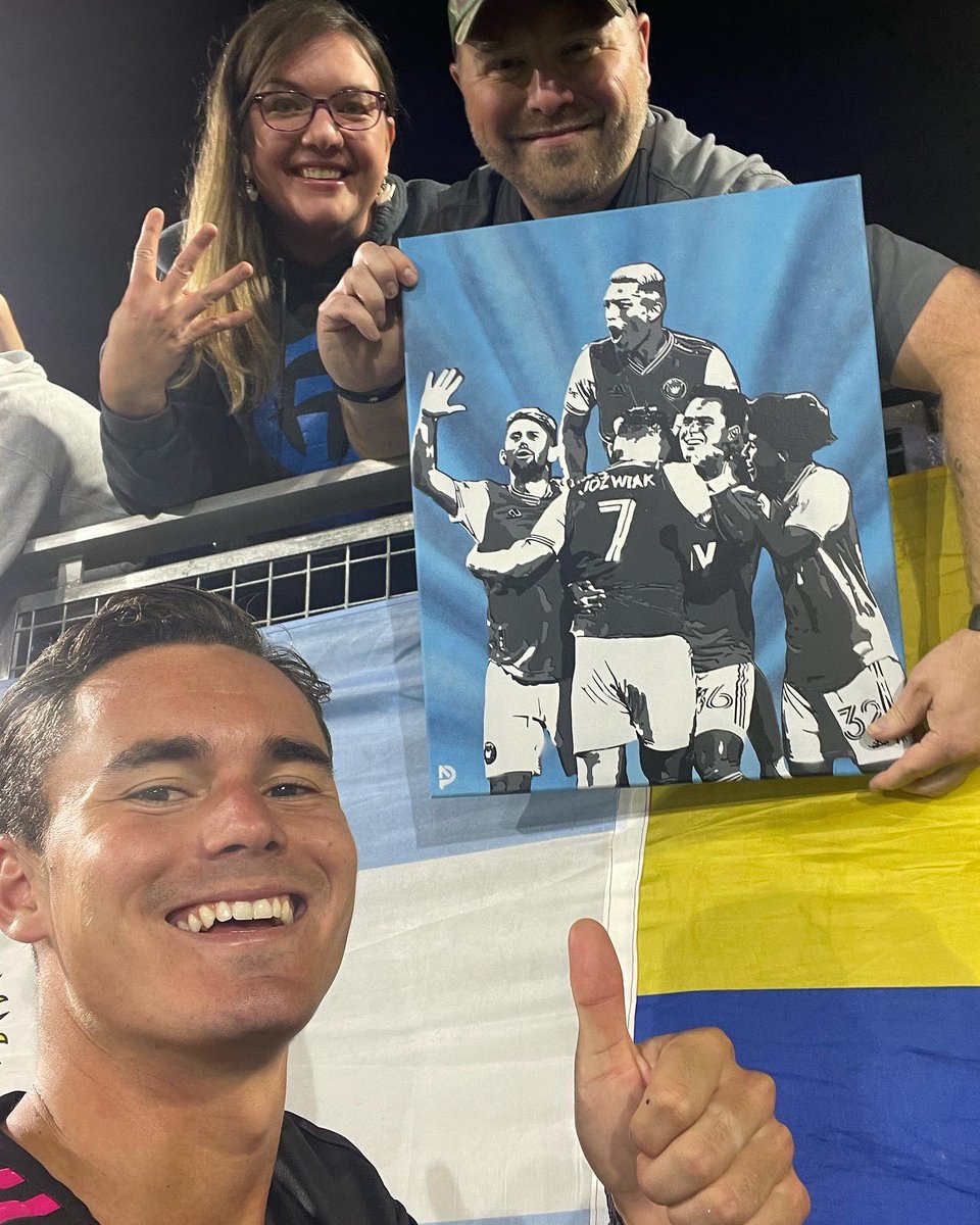 defendthequeen1's tweet photo. Such an awesome moment last night at the @cltindependence game. Thanks so much to @koa_santos for the opportunity and pic! #charlotteindependence #usl #charlottefootballclub #cltfc #forthecrown #porlacorona #charlotte #charlottenc #art #artist https://t.co/uwybKXYbtf