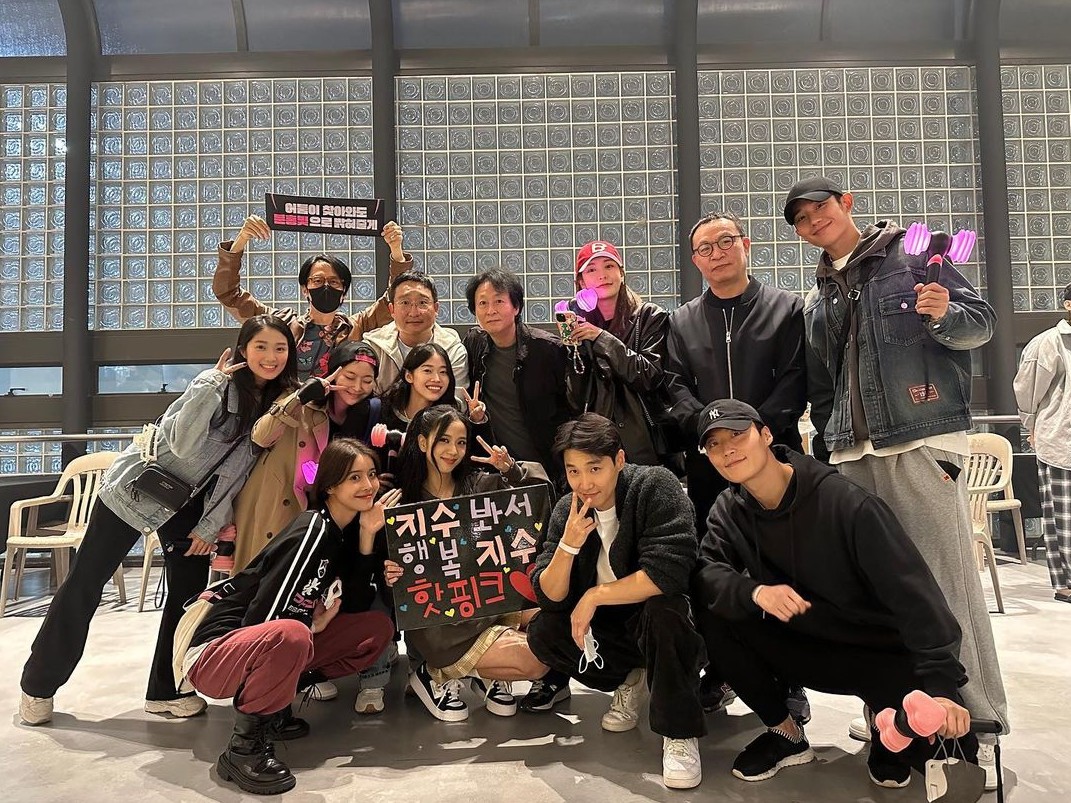 love_kimhyeyoon's tweet photo. ─ Snowdrop fam reunited at #Blackpink concert 💓💓💓
#BORNPINKinSeoul_Day2 #KimHyeYoon #김혜윤 #Jisoo #지 #JungShinHye #JungYiseo #ChoiHeejin #JungYoojin #HeoNamjun #JangInsub #JungHaein https://t.co/DE7Pk5dwEr