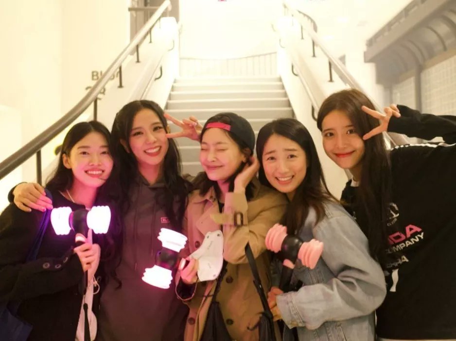 love_kimhyeyoon's tweet photo. ─ Snowdrop fam reunited at #Blackpink concert 💓💓💓
#BORNPINKinSeoul_Day2 #KimHyeYoon #김혜윤 #Jisoo #지 #JungShinHye #JungYiseo #ChoiHeejin #JungYoojin #HeoNamjun #JangInsub #JungHaein https://t.co/DE7Pk5dwEr