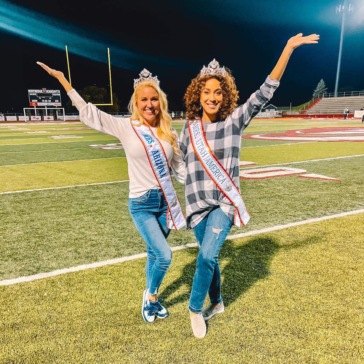 exploredecors's tweet photo. ғᴏᴏᴛʙᴀʟʟ🏈 ғᴀᴍɪʟʏ👩‍❤️‍👨 ғʀɪᴇɴᴅs👯‍♀️

📍From Arizona (met in Emily’s state)➡️ to Nevada (Mrs. America roommates)➡️ to Utah (my state).

This friendship is forever, love my sash sister.👑

#mrsutah #mrsutahamerica #teamutah #mrsarizona #mrsarizonaamerica #teamarizona #mrsamerica https://t.co/bEwnmERuJl