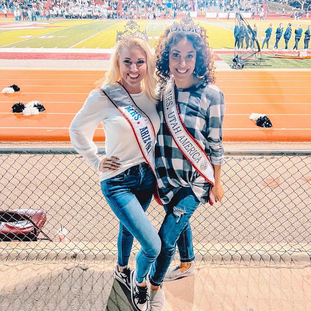 exploredecors's tweet photo. ғᴏᴏᴛʙᴀʟʟ🏈 ғᴀᴍɪʟʏ👩‍❤️‍👨 ғʀɪᴇɴᴅs👯‍♀️

📍From Arizona (met in Emily’s state)➡️ to Nevada (Mrs. America roommates)➡️ to Utah (my state).

This friendship is forever, love my sash sister.👑

#mrsutah #mrsutahamerica #teamutah #mrsarizona #mrsarizonaamerica #teamarizona #mrsamerica https://t.co/bEwnmERuJl