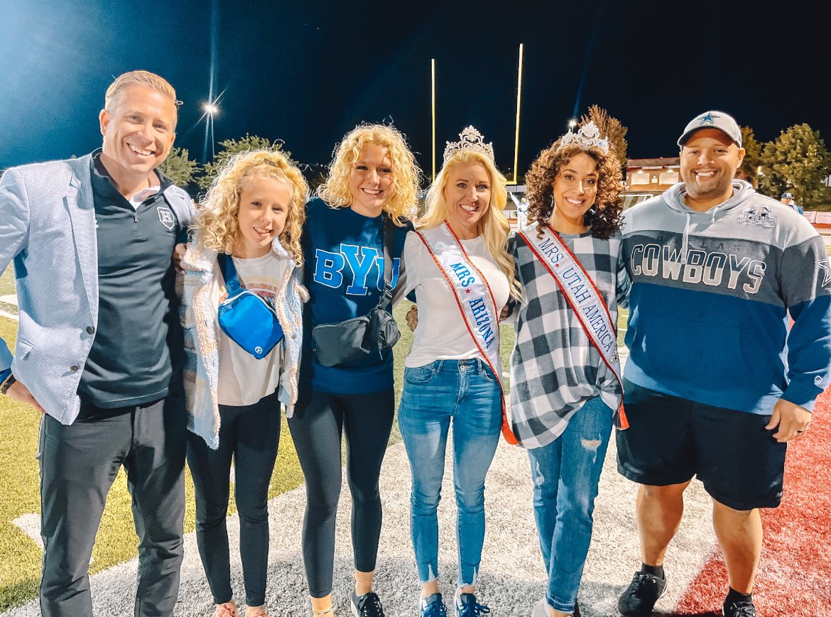 exploredecors's tweet photo. ғᴏᴏᴛʙᴀʟʟ🏈 ғᴀᴍɪʟʏ👩‍❤️‍👨 ғʀɪᴇɴᴅs👯‍♀️

📍From Arizona (met in Emily’s state)➡️ to Nevada (Mrs. America roommates)➡️ to Utah (my state).

This friendship is forever, love my sash sister.👑

#mrsutah #mrsutahamerica #teamutah #mrsarizona #mrsarizonaamerica #teamarizona #mrsamerica https://t.co/bEwnmERuJl