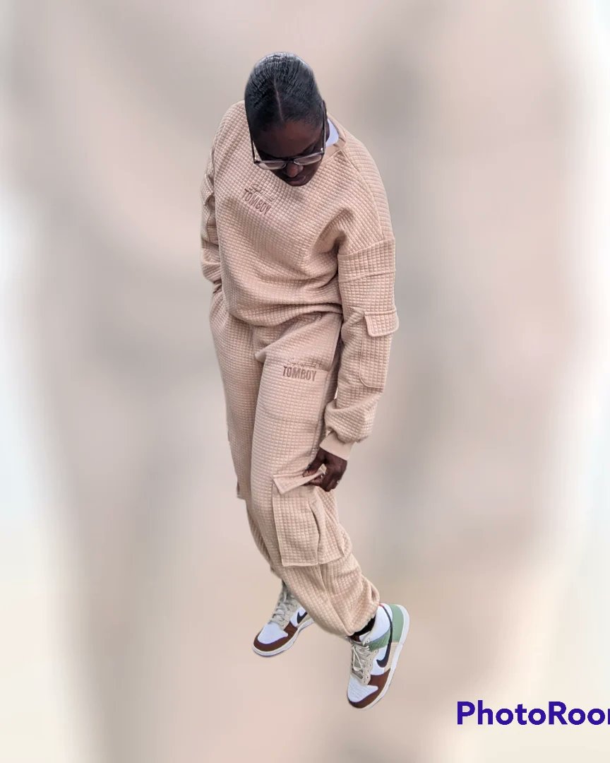 amcmath04's tweet photo. When it comes to supporting my cousin @leshelle10 and her brand @sophisticatedtomboy just know I am all in! #sweatshirtset #fallmusthave #EA #VIPSTCousin #KOTD #Nike #DunkHigh #Toasty #ashwithkicks #wearyourshoes #yourshoesaredope 

👕👖🧦👜 @sophisticatedtomboy https://t.co/Jr4D2LjkI8