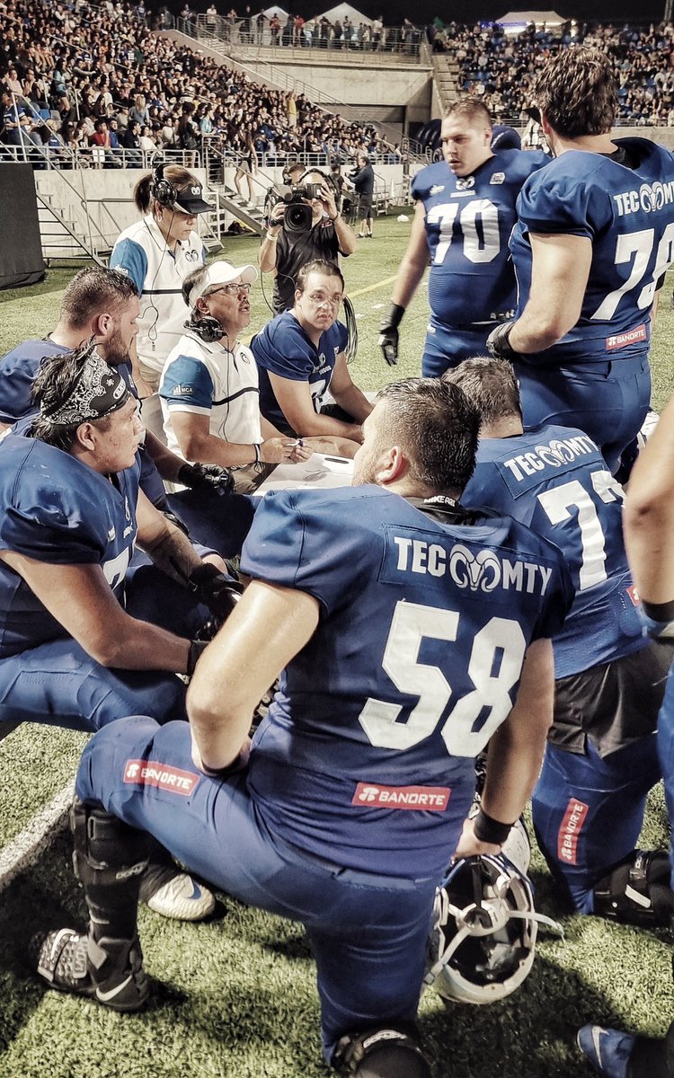 Huddle 🏈 <a href="/borregostec/">Borregos Tec</a> #WolfPack2K22