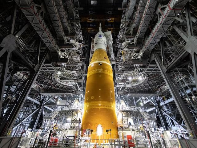 space_oasis's tweet photo. 【今日の宇宙ひとりごと】

 NASAは最新ロケットSLSの打ち上げが早くて11月14日に行うと発表した

 8月の下旬に打ち上げられる予定だったがエンジントラブル等で延期が続いていた

 今度こそ打ち上げが行われることを楽しみにしていたいところだ
#アルテミス計画
#NASA
#SLS https://t.co/RB8oeiSrw3