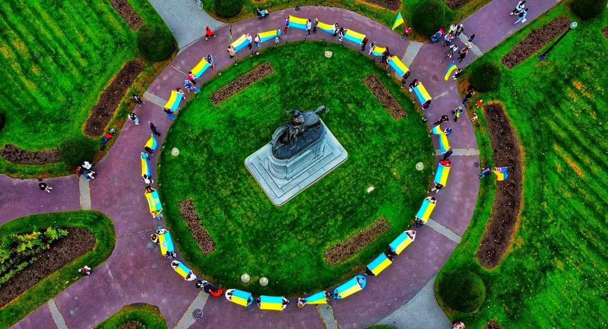 uccnorg's tweet photo. THE CIRCLE OF DEFENSE IN #BOSTON

The live circle around 
📍George Washington Statue in Boston Public Garden 
 showing others, that Ukrainians protect the values of everyone in the world. 🇺🇦 https://t.co/Syq708mymv