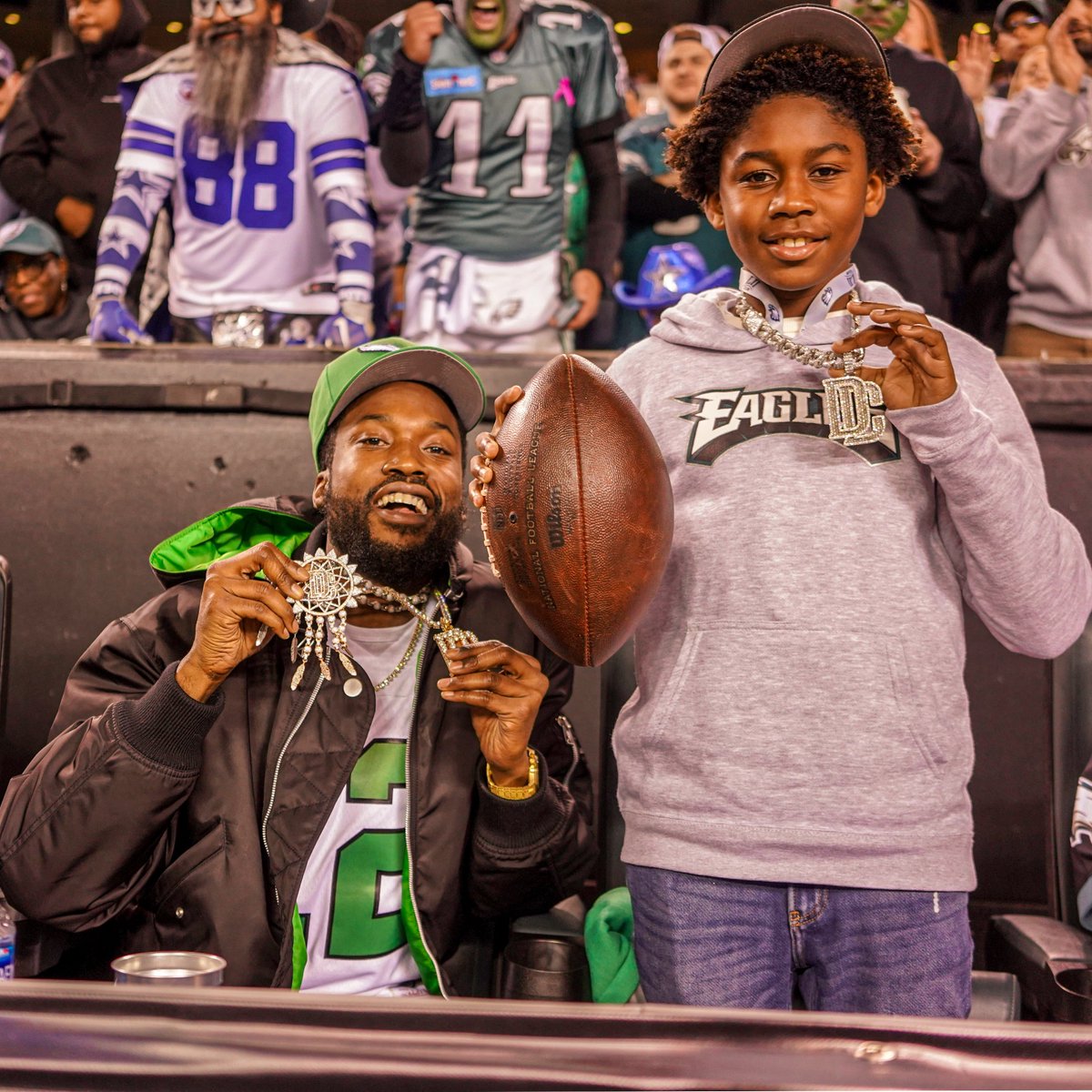 Eagles's tweet photo. Special delivery, courtesy of @bigplay24slay🤝

@MeekMill | #FlyEaglesFly https://t.co/b5GNlAY8ro