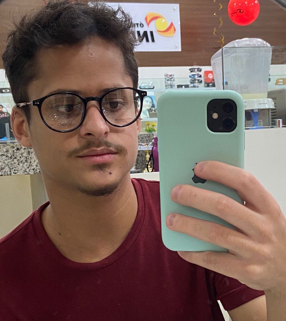 ullystudy's tweet image. fotinha com o óculos, besties. o que vocês acharam?🥺

(é pra julgar o óculos, já sei que estou horrendo de feio ai)