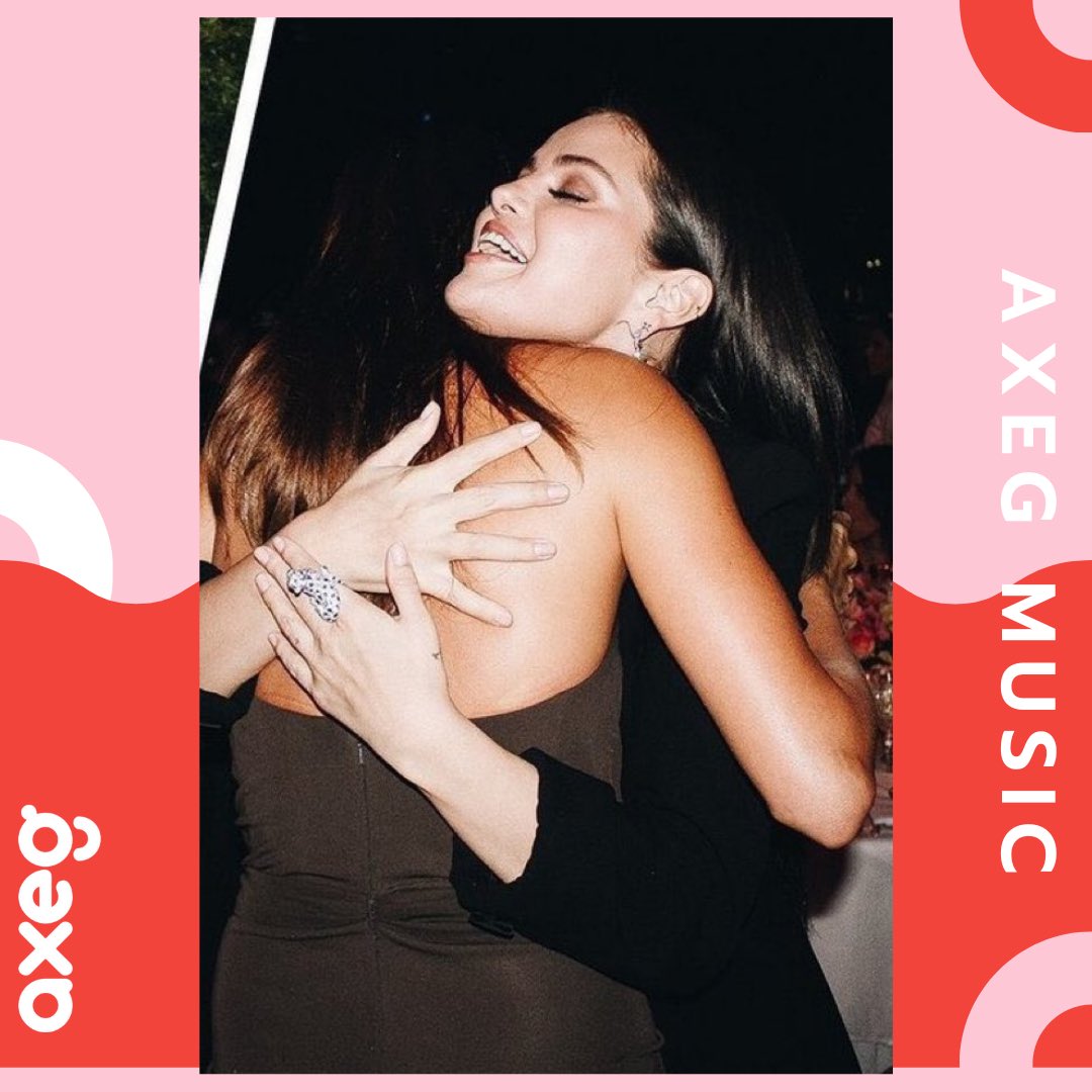 AxegMusic's tweet photo. #HaileyBieber and #SelenaGomez hugging each other are so WHOLESOME.🖤✨😍❤️🩹
#SelenaandHailey #selenahailey #Selena #AXEG #axegmusic https://t.co/TPEjXqTnDn