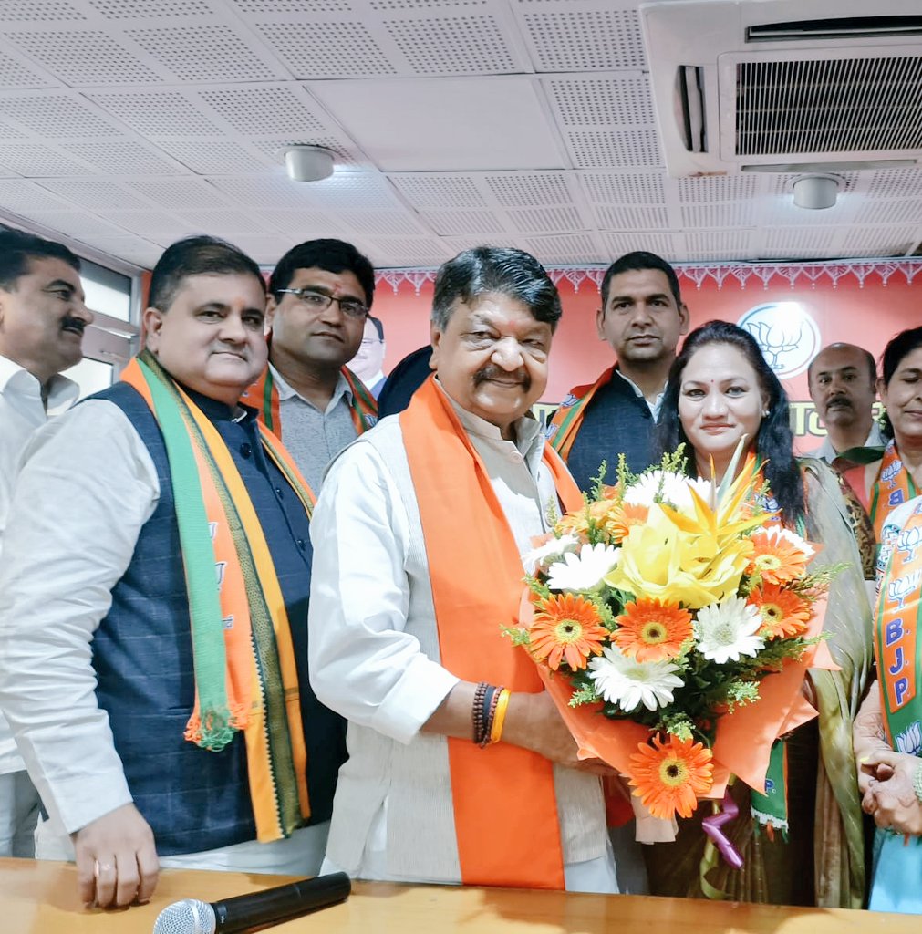 Poonamsharma59's tweet photo. भाजपा प्रदेश मुख्यालय में राष्ट्रीय महामंत्री श्री @KailashOnline जी ने प्रदेश मीडिया एवं सोशल मीडिया विभाग के साथ बैठक की। इस दौरान प्रदेश अध्यक्ष श्री @mahendrabhatbjp जी, प्रदेश महामंत्री संगठन श्री @ajaeybjp जी सहित वरिष्ठ पदाधिकारी एवं कार्यकर्ता मौजूद रहे। https://t.co/agPV14Gwtp