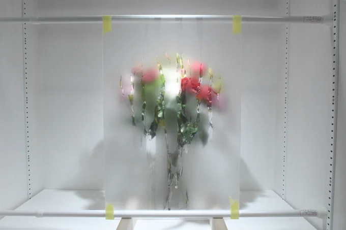写真見ながら描いたり、想像で描いたりすればそんなに難しいことではないんだけど、実物を観察しながら描いているからモチーフの前で少しでも体が動けば違って見えてしまう。体の位置を微調整しながら観察して、記憶した情報を忘れないうちに画面に描写する行為の繰り返し。#油絵 #oilpainting 