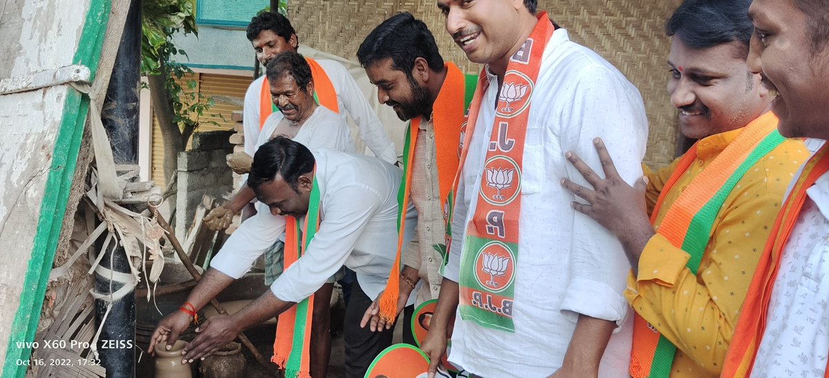 abvp517's tweet photo. మునుగోడు ప్రచారంలో దూసుకుపోతున్న బిజెపి రాష్ట్ర నాయకులు బోల్గం యశ్పల్ గౌడ్ 🚩
మునుగోడు నియోజకవర్గంలో  చౌటుప్పల్ మున్సిపాలిటీ 5 వార్డ్ లో 46 వా బూత్  ఇంఛార్జి గా వ్యవహరిస్తూ ఇంటింటి గడప గడపకు bjp
@BharatGundagoni @drlaxmanbjp
@kishanreddybjp @sunilbansalbjp https://t.co/bA5rsX3X4H