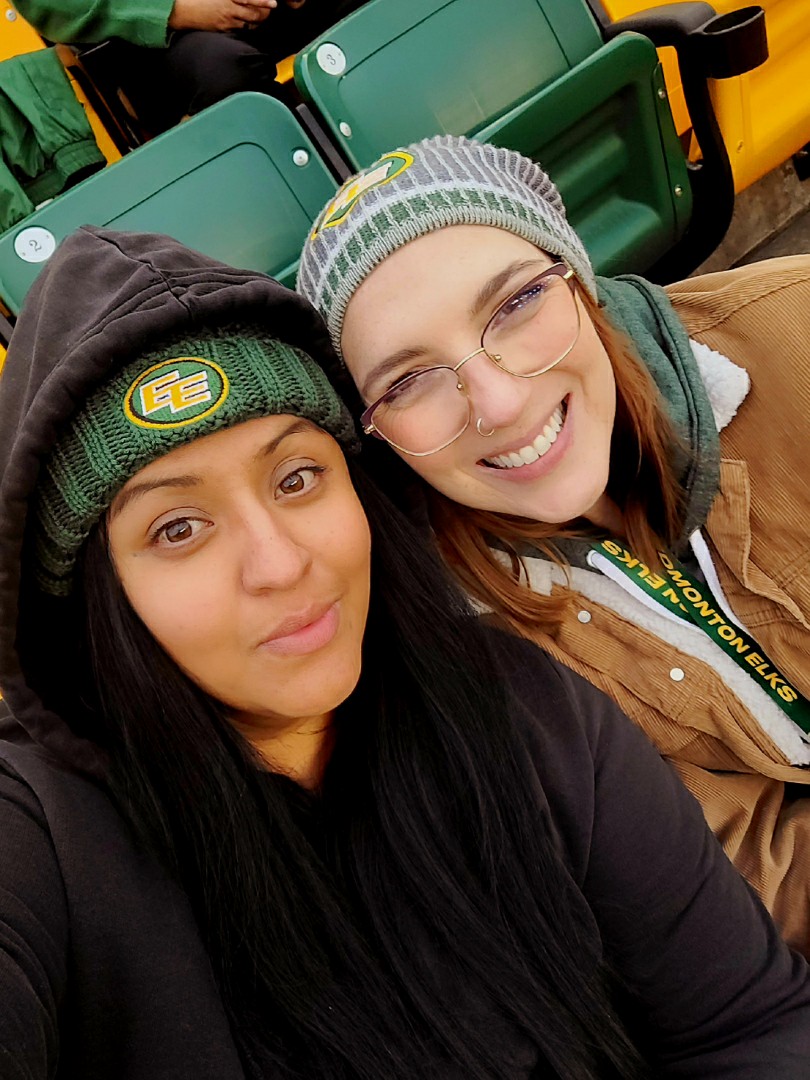 DuchessLombardi's tweet photo. Thank you #CFLFamily so showing ma girl what this league is all about. Her first game/tailgate and she's already coming back next/last #Elks home game of the season. #successfulconversion
The STH sitting in front of us couldn't make it to Friday's game so they gifted (1) https://t.co/ag2zDuMvjj