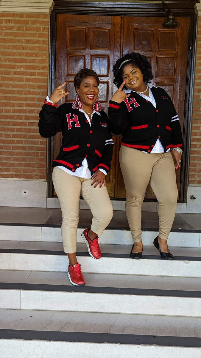 MsYoung_Teaches's tweet image. Behind the scenes of the Houston Area Alliance of Black School Educators leadership '22-23 photoshoot...📸 ❤️🖤 #SchoolDaze #BlackExcellence #HeadOfTheClass #ADifferentWorld #HAABSEStrong