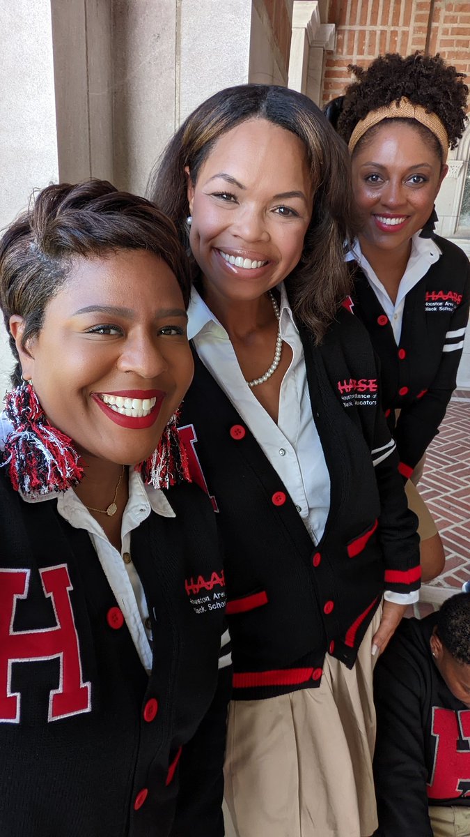 MsYoung_Teaches's tweet image. Behind the scenes of the Houston Area Alliance of Black School Educators leadership '22-23 photoshoot...📸 ❤️🖤 #SchoolDaze #BlackExcellence #HeadOfTheClass #ADifferentWorld #HAABSEStrong
