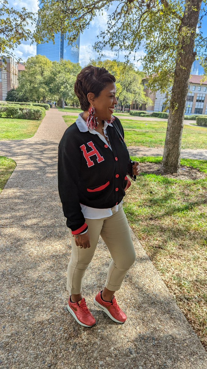 MsYoung_Teaches's tweet image. Behind the scenes of the Houston Area Alliance of Black School Educators leadership '22-23 photoshoot...📸 ❤️🖤 #SchoolDaze #BlackExcellence #HeadOfTheClass #ADifferentWorld #HAABSEStrong