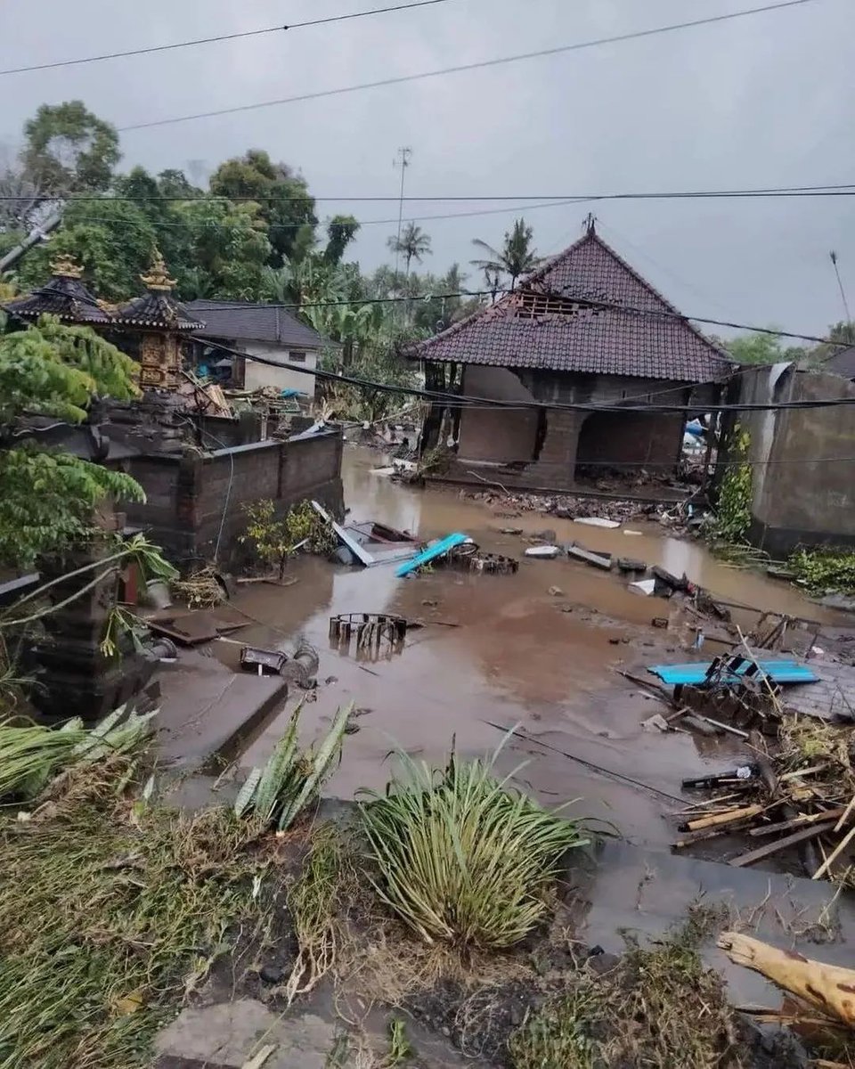 hiaytihda's tweet photo. Jembrana banjir dan longsor dimana mana, arus lalin ke Jawa di alihkan ke Negara. Semoga gak makin parah, Aamiin https://t.co/1KcGW2hsHT