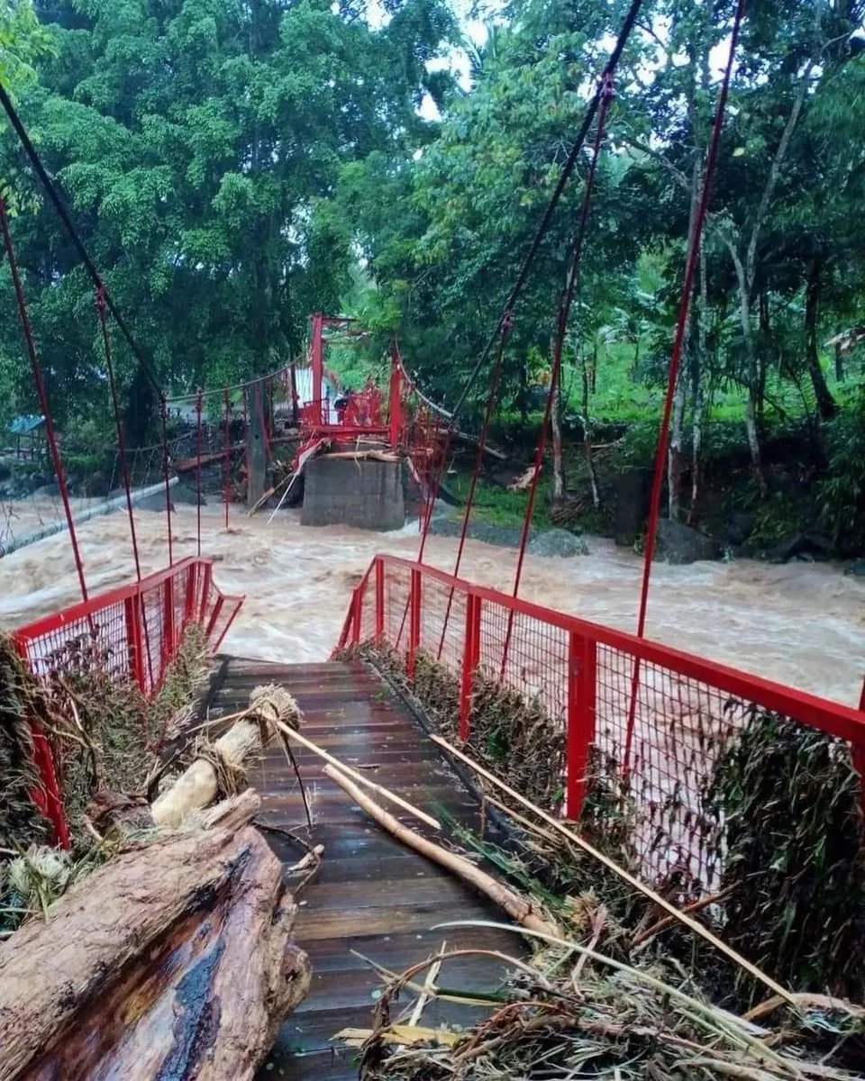 hiaytihda's tweet photo. Jembrana banjir dan longsor dimana mana, arus lalin ke Jawa di alihkan ke Negara. Semoga gak makin parah, Aamiin https://t.co/1KcGW2hsHT