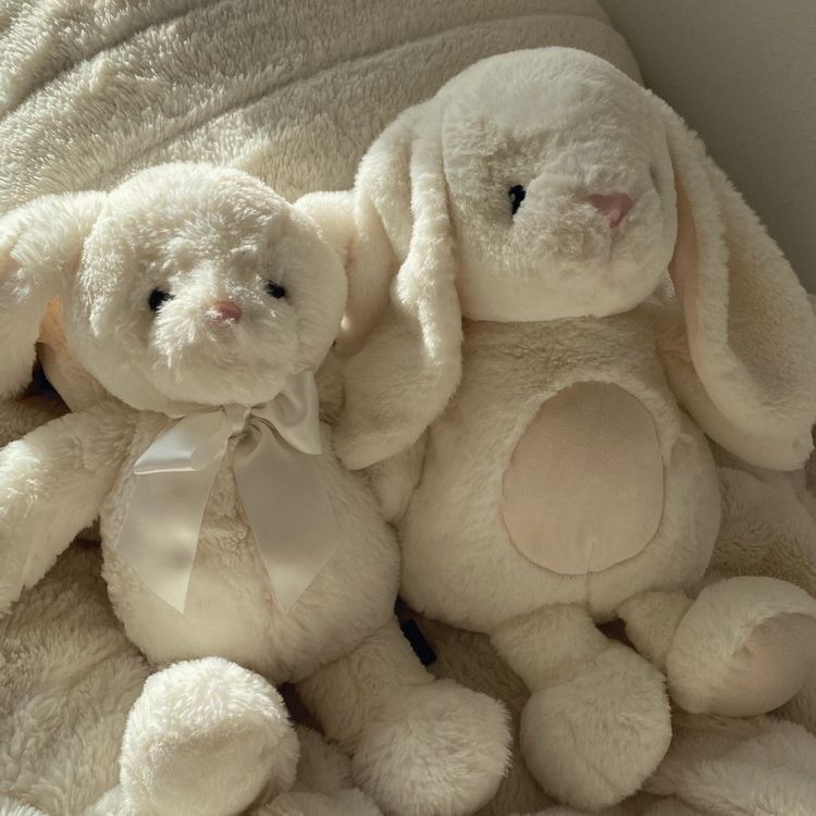 ⠀⠀──⠀⠀𝑓𝑟. 𝙰ura's coffee notes, 16-10. ‧₊
Today I feel #sweetasron, así que con mis pijamitas and my baby 𝙷ank hemos traído regalitos para disfrutar de la #𝑏unny𝑠leep𝑛ight🐇 en compañía de mi familia y amiguitos. ¡Happy b-day dad! Te amo muchísimo. 🌷♡🎂