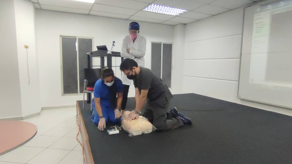 mirecly2013's tweet photo. Es muy importante la enseñanza de la Reanimacion Cardiopulmonar (RCP). Cada dia, todos podemos salvar una vida!  @ejgomezd @rcpEspana @SIAComunidad https://t.co/lJhhsj1dsy