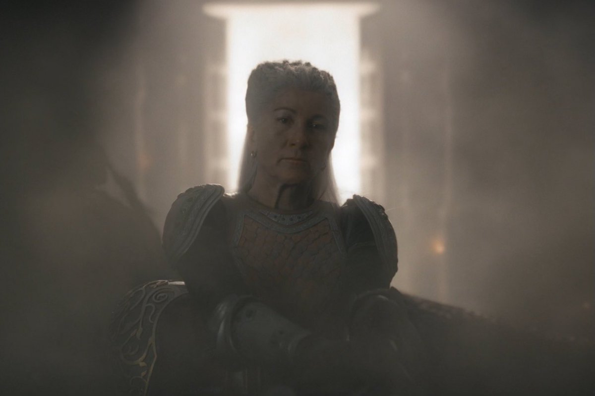 _justmafe's tweet photo. My queen i love you but why didn't you Dracarys them???#HouseOfTheDragon #HOTD https://t.co/QOGquPkFd4