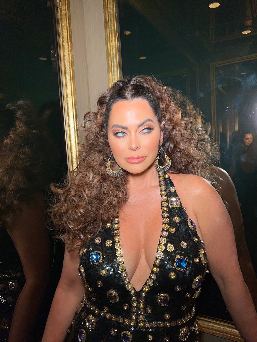 dandrasimmons's tweet photo. Had to end the #bravocon weekend with a bit of drama and glamour! I had a blast putting together my look for WWHL last night! 🌟💖🪩

#bravocon #bravo #wwhl #glam #ootd #rhod #nyc #fashion #fun #dallas #texas #glamours #neimanmarcus #nbc https://t.co/41t2JBovRG