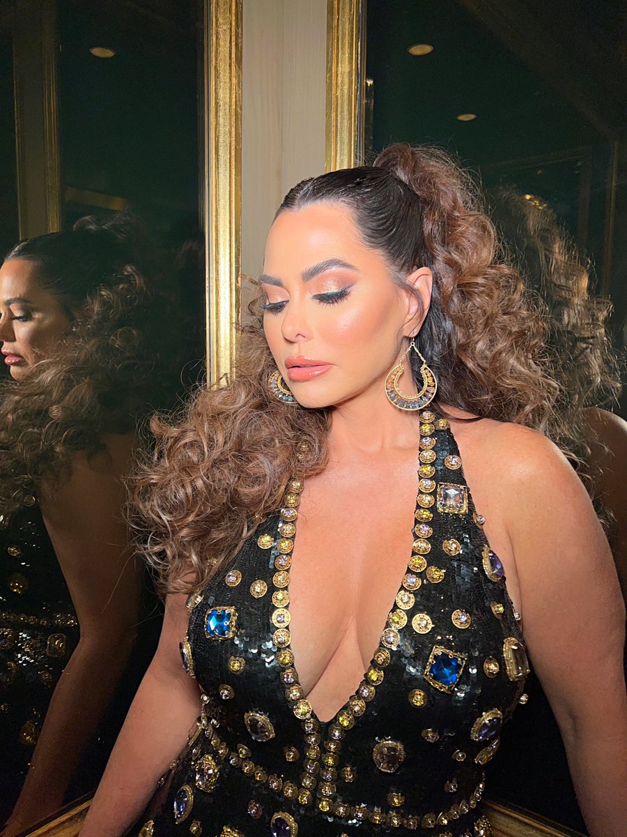 dandrasimmons's tweet photo. Had to end the #bravocon weekend with a bit of drama and glamour! I had a blast putting together my look for WWHL last night! 🌟💖🪩

#bravocon #bravo #wwhl #glam #ootd #rhod #nyc #fashion #fun #dallas #texas #glamours #neimanmarcus #nbc https://t.co/41t2JBovRG