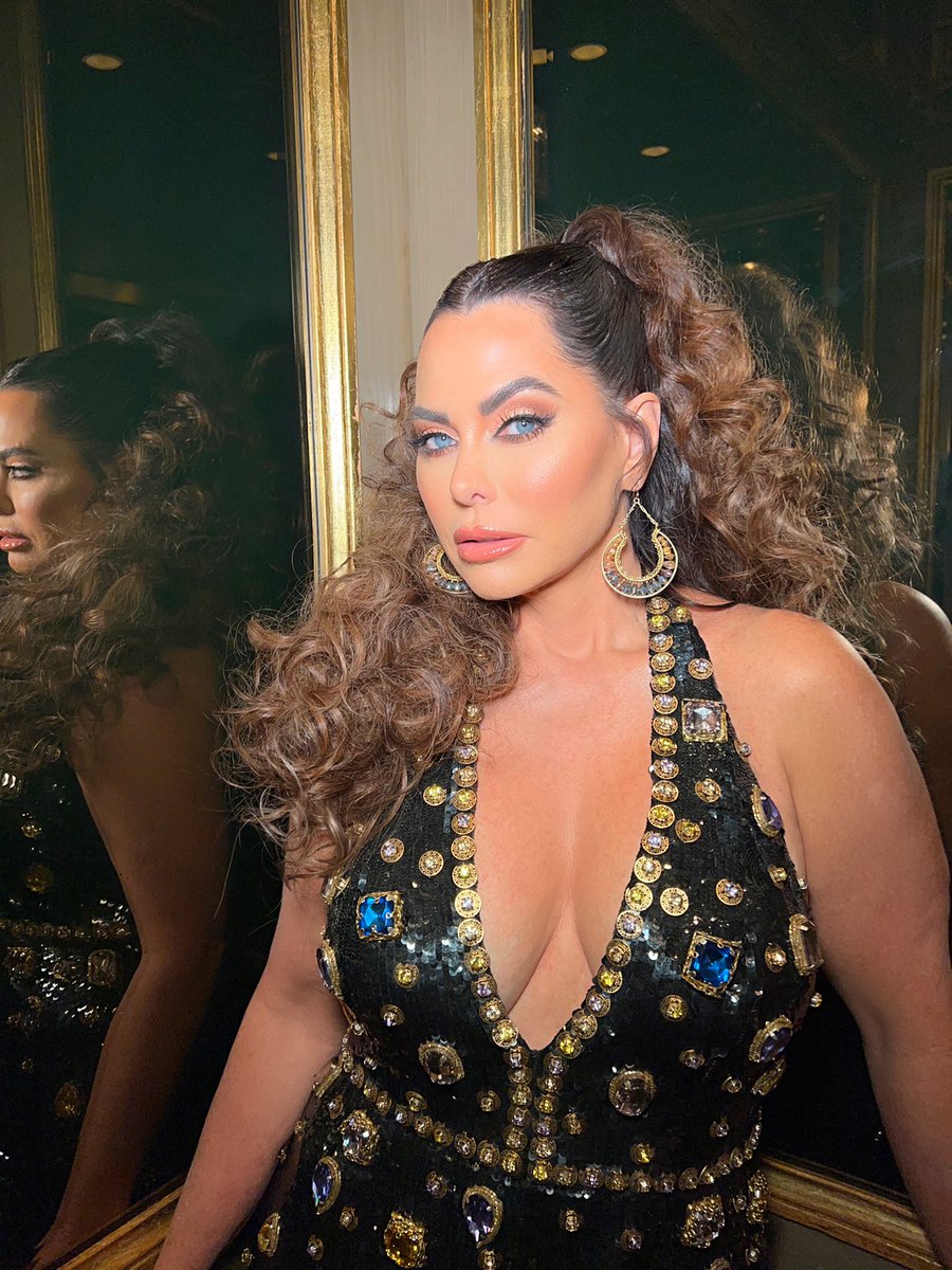 dandrasimmons's tweet photo. Had to end the #bravocon weekend with a bit of drama and glamour! I had a blast putting together my look for WWHL last night! 🌟💖🪩

#bravocon #bravo #wwhl #glam #ootd #rhod #nyc #fashion #fun #dallas #texas #glamours #neimanmarcus #nbc https://t.co/41t2JBovRG