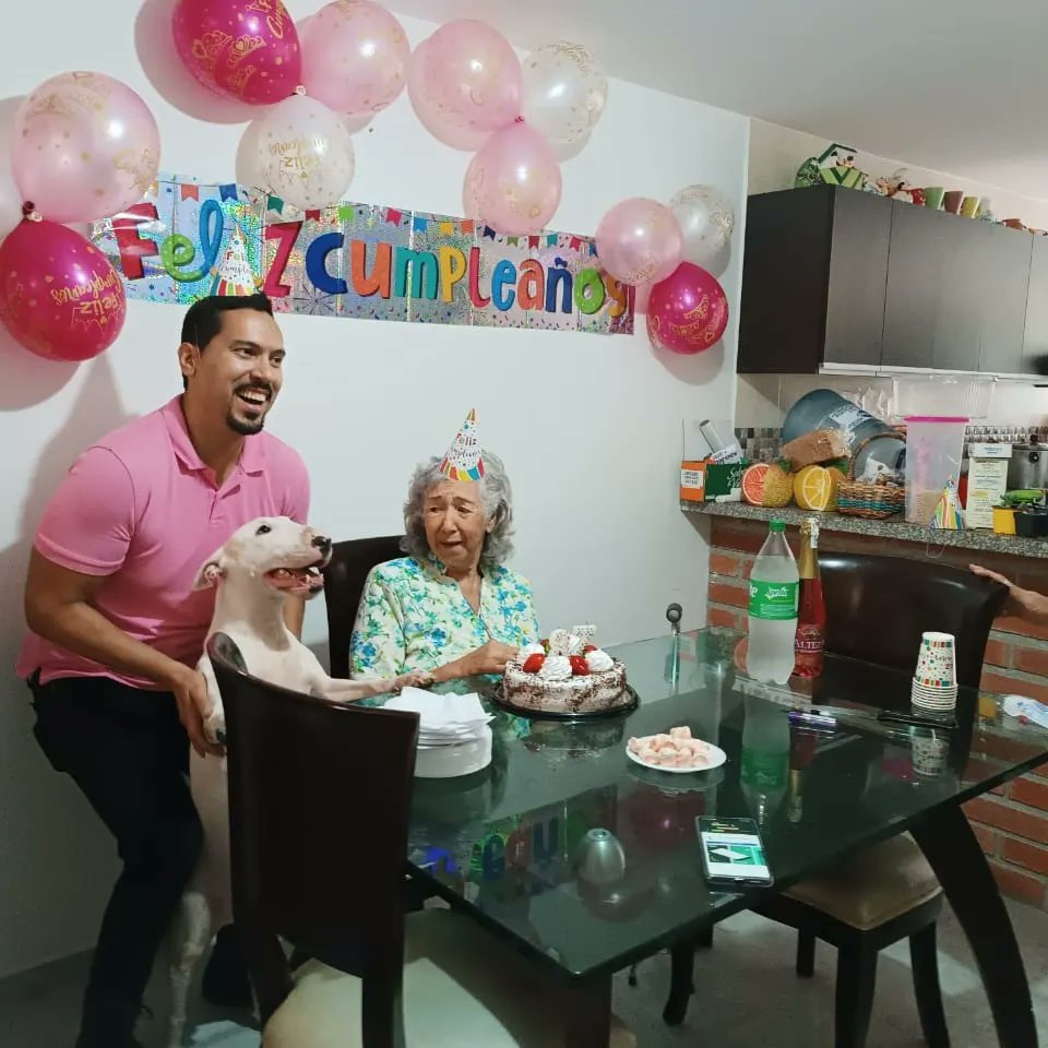 DavidLondono5's tweet photo. Mi querida nonita y sus 87 abriles https://t.co/7kRmlixNSG