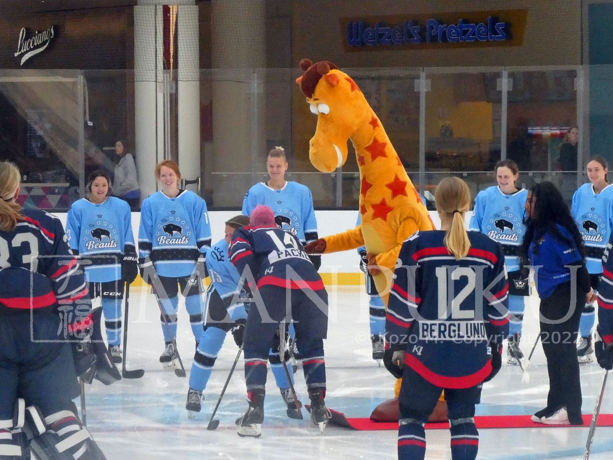 manpuku_and_i's tweet photo. Riveters preseason game at new home, @americandream on Saturday afternoon. #GeoffreyTheGiraffe dropped the ceremonial first puck.
#Manpukun #RivsNation #RepTheRivs https://t.co/T1L8uZlkFx