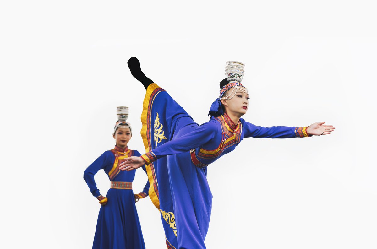 meatisburger's tweet photo. A few photos from a Cultural Dance Festival in San Francisco yesterday. Karl the fog made it like shooting on a white backdrop in a studio. https://t.co/0F0AiEqPL1
