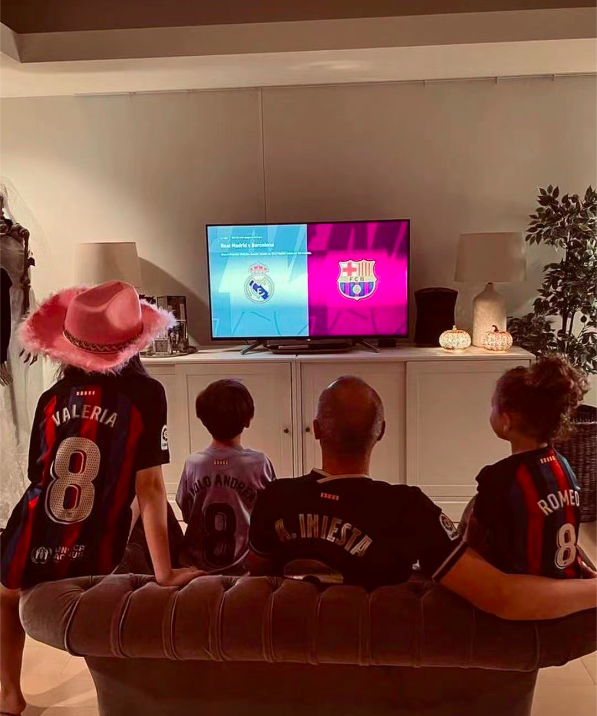 k30649061's tweet photo. Alves and Iniesta, one at the scene, the other in front of the TV, don't know how to feel after this national Derby? https://t.co/bPGNXcfkpa