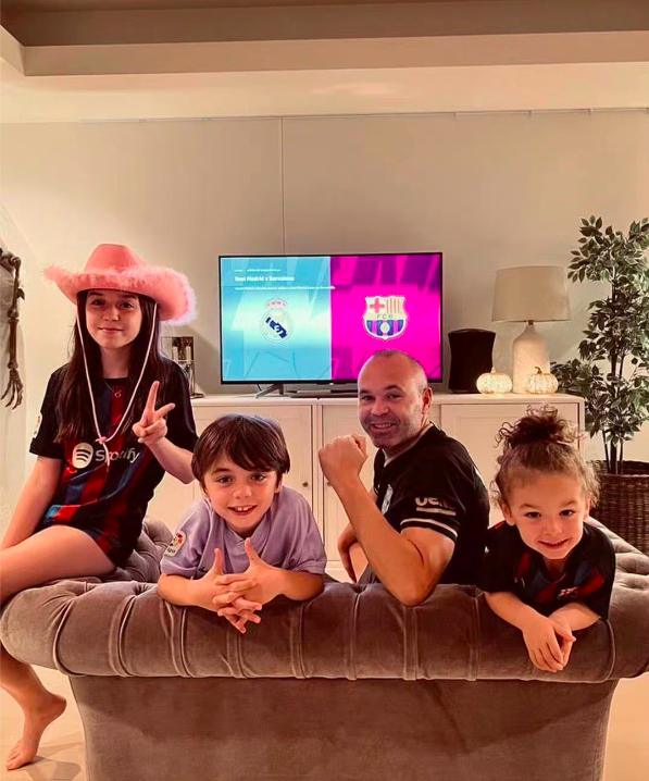 k30649061's tweet photo. Alves and Iniesta, one at the scene, the other in front of the TV, don't know how to feel after this national Derby? https://t.co/bPGNXcfkpa