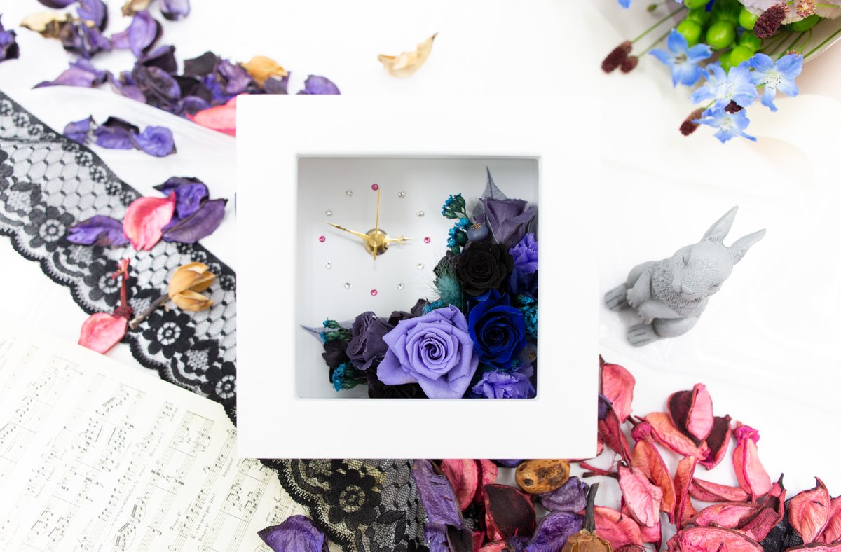 oshi_f_asterisk's tweet image. 【推し花＊】では、2周年を記念して数量限定商品の「FlowerClock」を販売しております！

サイズは意外と小さめなので、棚はもちろんですが玄関先などにも気軽に置くことができます💐

▼商品の詳細につきましては公式サイトをご覧ください。
oshi-hana.com/3480

#FlowerClock
#数量限定