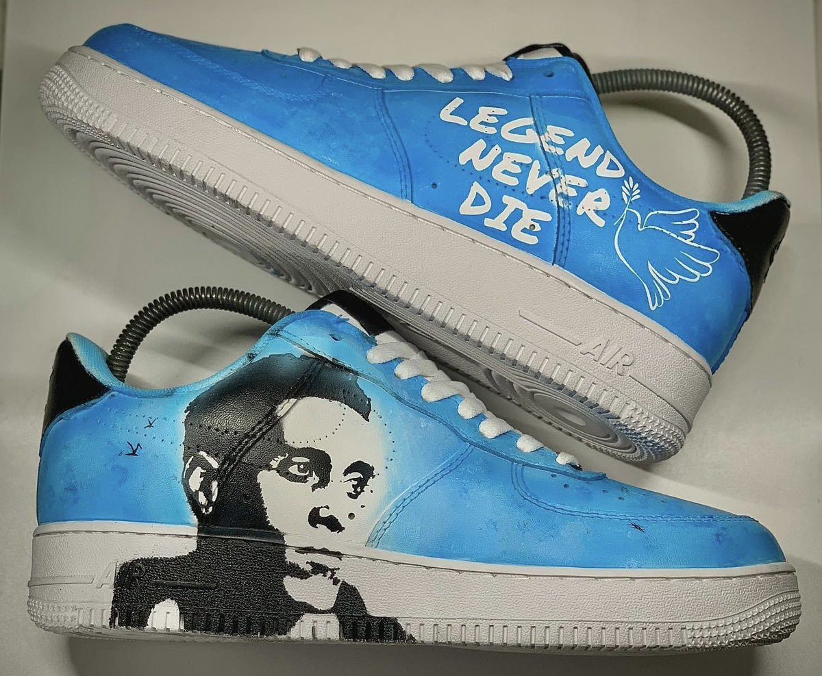 LuckNews88's tweet photo. Yon gwoup jèn Atis/Designer🇭🇹ki reyini anba yon estrikti ki rele “Nevia Custom”, fè pòtrè Michael Benjamin sou yon tenis “Nike Air Force 1”. Sou tenis “ble e blan” sa, atis yo ekri “Legend never die” - sa vle di “Lejann pa janm mouri”. Chak moun ap onore Mikaben nan fason pa yo. https://t.co/FVo8CdodWK