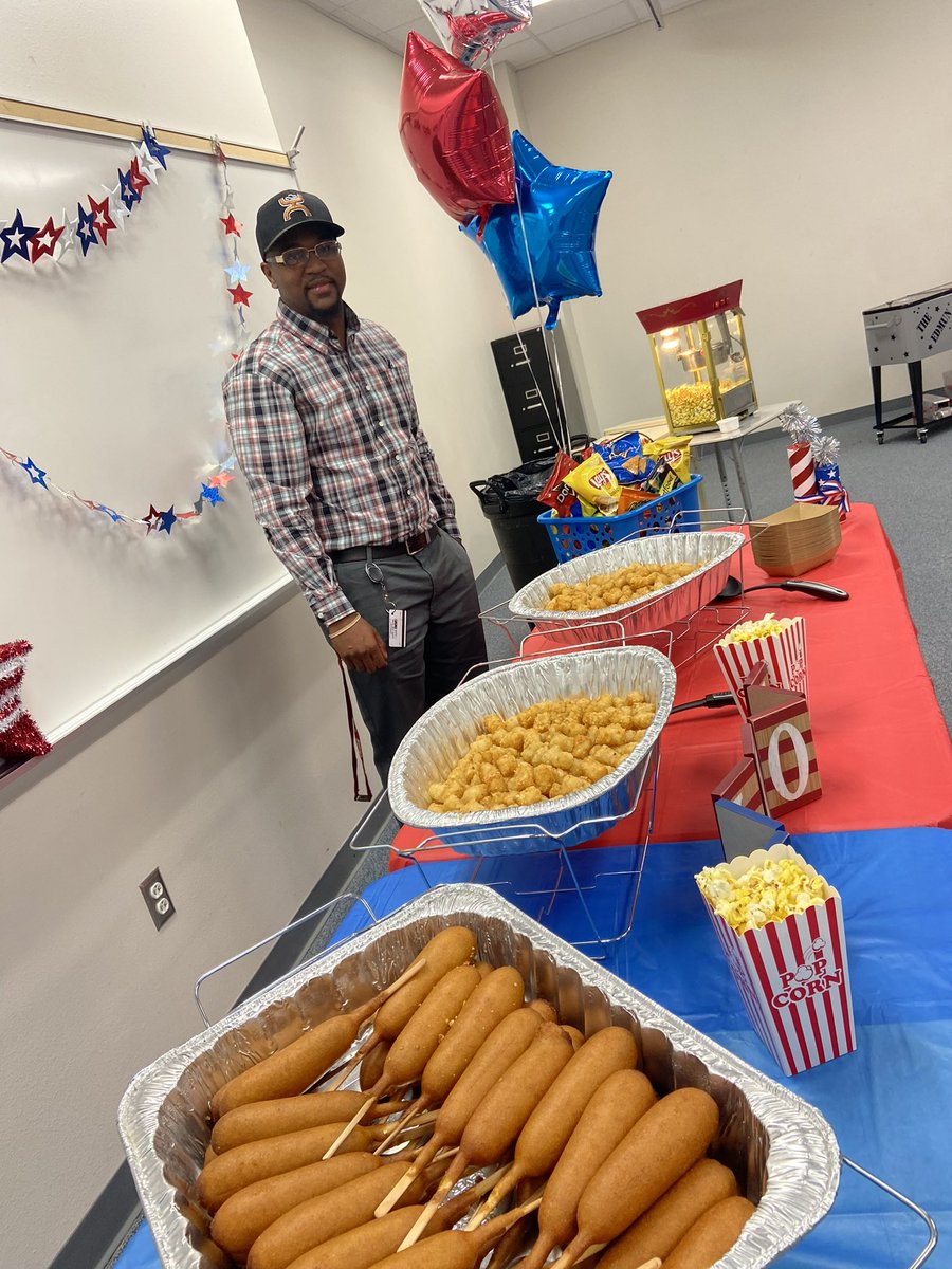 Jessica_Ann_28's tweet photo. The @PTSACHCA Hospitality Committee hosted @collegiate_ch’s 1st faculty luncheon of the school year! 12th &amp; 9th grade parents helped make the State Fair of TX theme a success! Special thanks to Trea, Sonic of Cedar Hill for providing the tasty corn dogs! 

TY Hospitality Team! https://t.co/zv9RRUUKou
