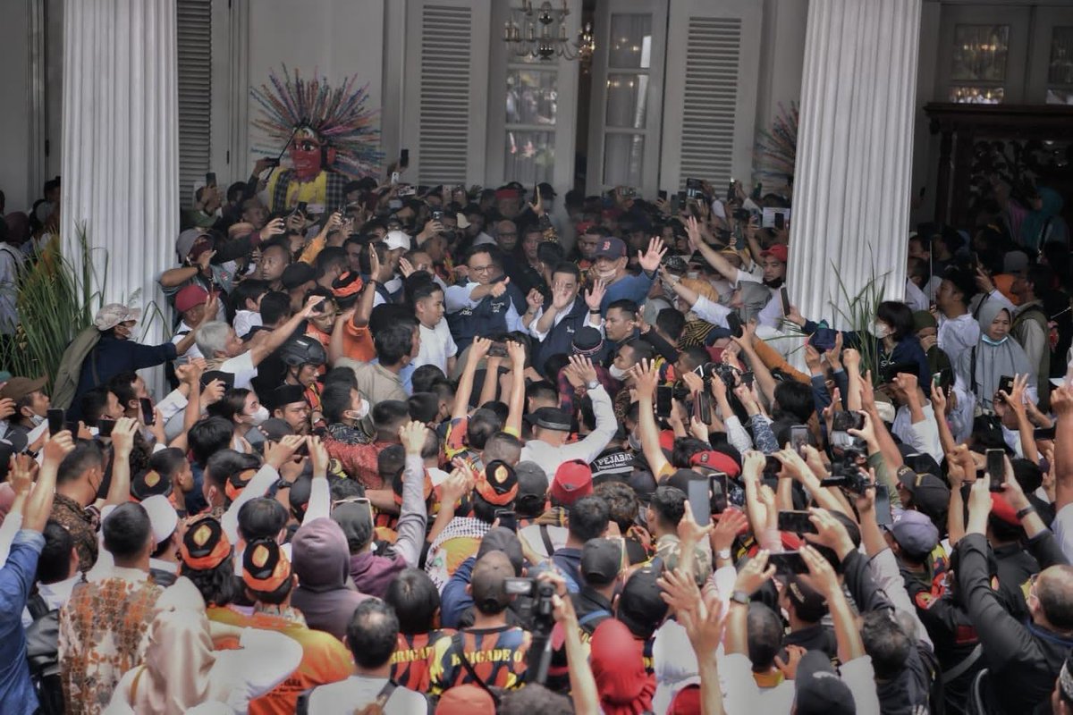 Lima tahun lalu teman-teman mengantar kami ke Balaikota, kemarin teman-teman melepas kami juga dari Balaikota. 

Begitu banyak yang datang untuk menyampaikan langsung salam perpisahan dan menitipkan harapan.

Terima Kasih Jakarta.

#TerimaKasihJakarta